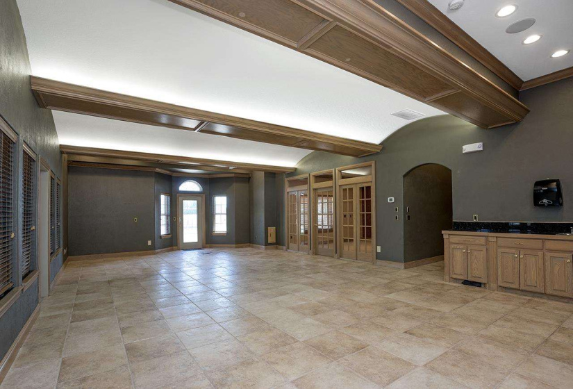6 BathroomsBathrooms,Commercial/industrial,Commercial,Lakeview,2,131724