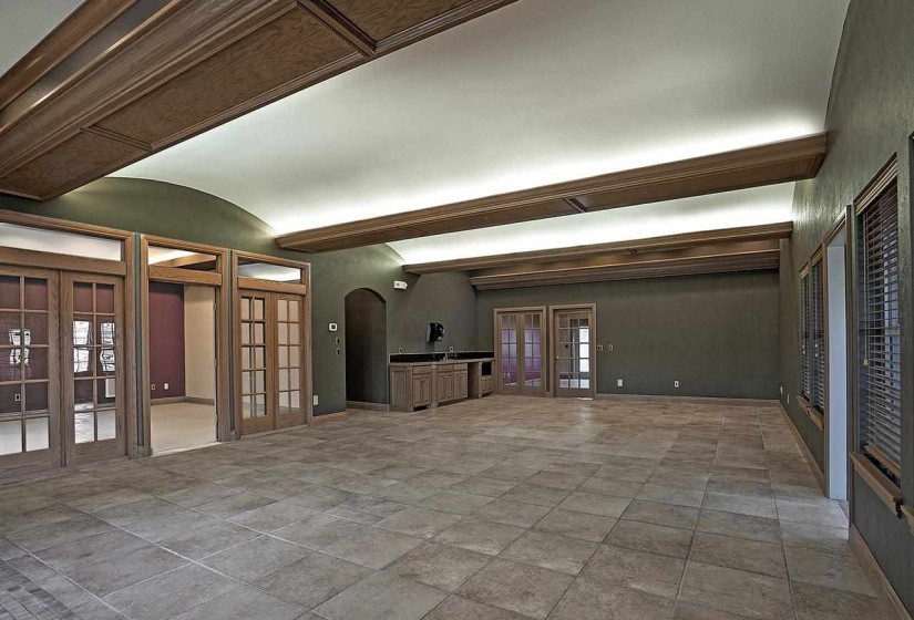 6 BathroomsBathrooms,Commercial/industrial,Commercial,Lakeview,2,131724