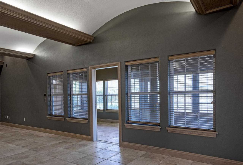 6 BathroomsBathrooms,Commercial/industrial,Commercial,Lakeview,2,131724