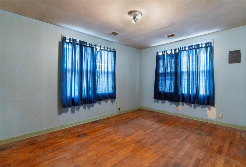 4 Bedrooms Bedrooms, 0 ,1 BathroomBathrooms,Residential,Single Family,10th,1.5,131732