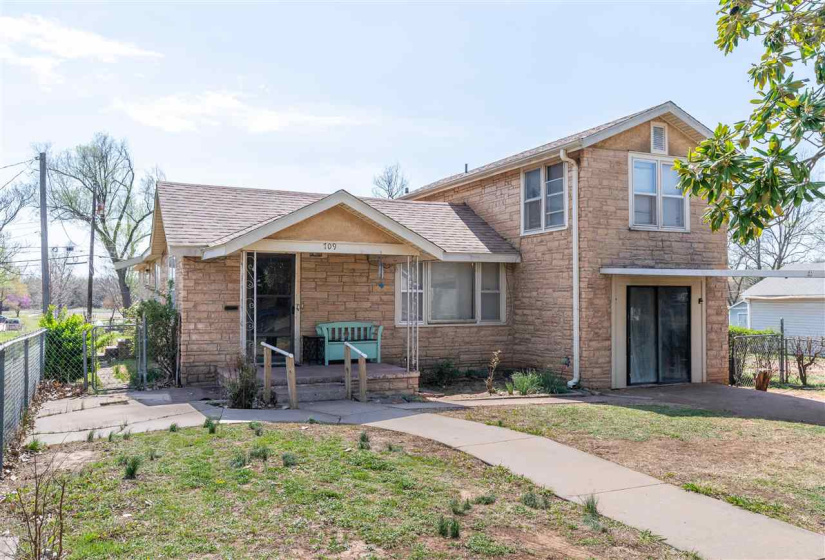4 Bedrooms Bedrooms, 0 ,1 BathroomBathrooms,Residential,Single Family,10th,1.5,131732