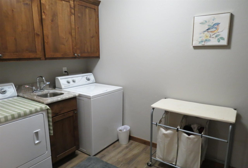 3 Bedrooms Bedrooms, ,2 BathroomsBathrooms,Residential,Single Family,Churchill Downs,1,131770