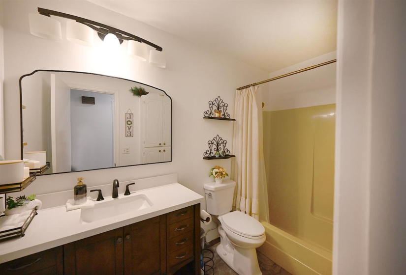 5 Bedrooms Bedrooms, ,2 BathroomsBathrooms,Residential,Single Family,Jardot,1,131780