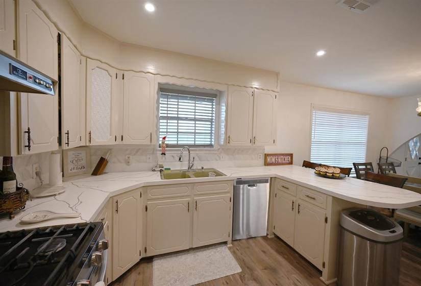 5 Bedrooms Bedrooms, ,2 BathroomsBathrooms,Residential,Single Family,Jardot,1,131780