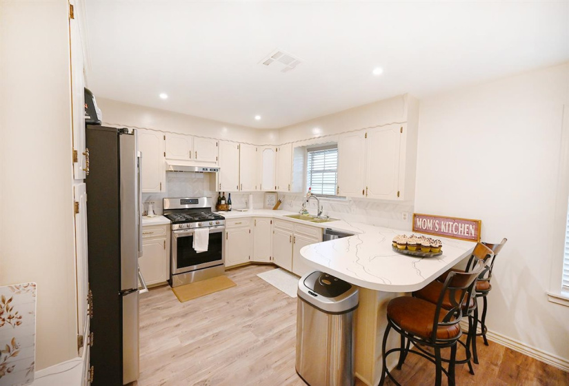 5 Bedrooms Bedrooms, ,2 BathroomsBathrooms,Residential,Single Family,Jardot,1,131780