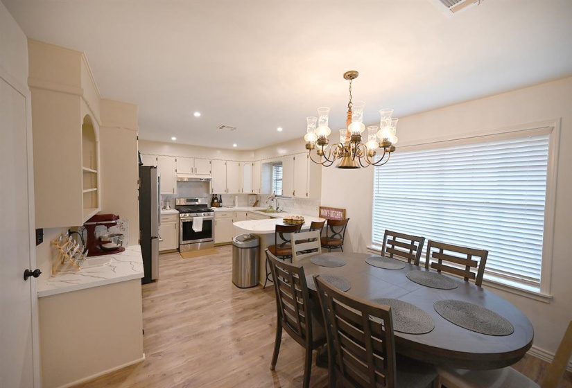 5 Bedrooms Bedrooms, ,2 BathroomsBathrooms,Residential,Single Family,Jardot,1,131780