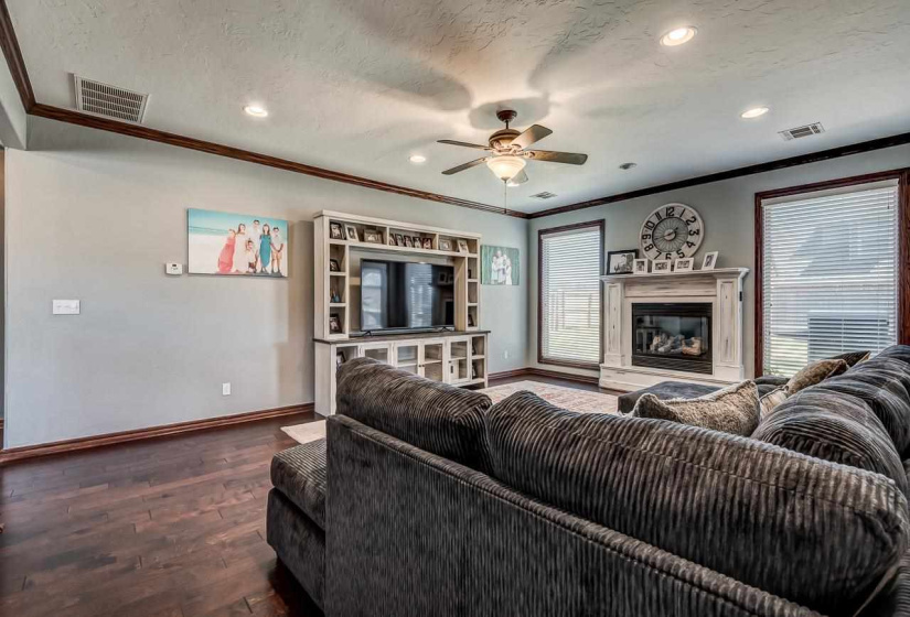 4 Bedrooms Bedrooms, ,2 BathroomsBathrooms,Residential,Single Family,Fountain View,1.5,131798
