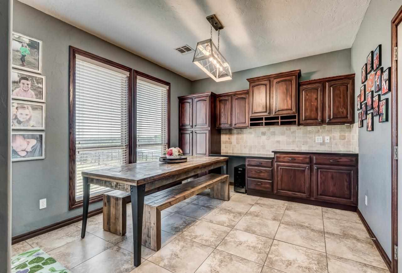 4 Bedrooms Bedrooms, ,2 BathroomsBathrooms,Residential,Single Family,Fountain View,1.5,131798