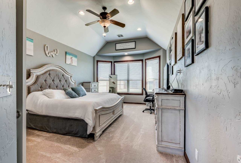 4 Bedrooms Bedrooms, ,2 BathroomsBathrooms,Residential,Single Family,Fountain View,1.5,131798