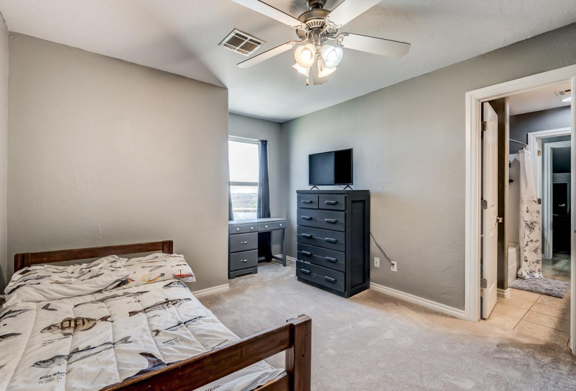 4 Bedrooms Bedrooms, ,2 BathroomsBathrooms,Residential,Single Family,Fountain View,1.5,131798