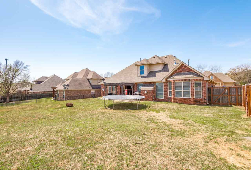 4 Bedrooms Bedrooms, ,2 BathroomsBathrooms,Residential,Single Family,Fountain View,1.5,131798