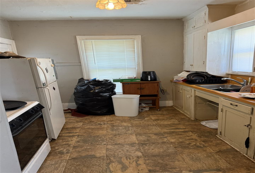 2 Bedrooms Bedrooms, ,1 BathroomBathrooms,Residential,Single Family,Oak,1,131817