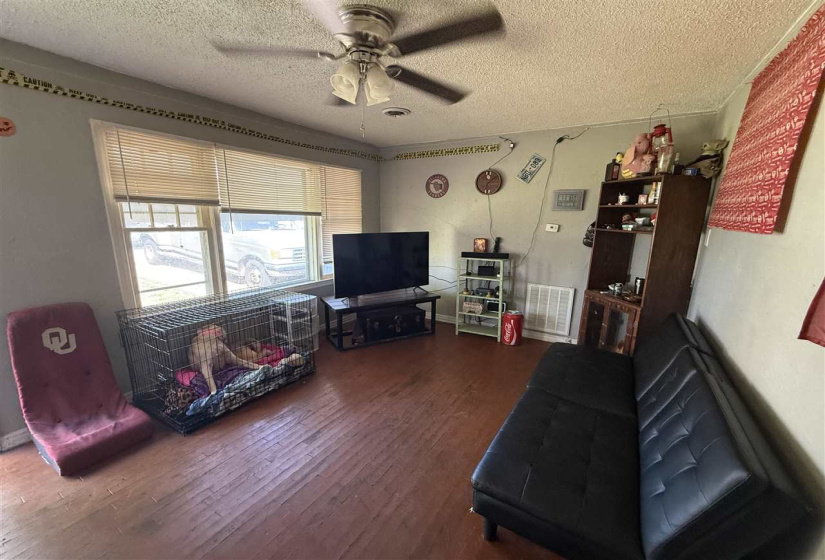 2 Bedrooms Bedrooms, ,1 BathroomBathrooms,Residential,Single Family,Pine,1,131821