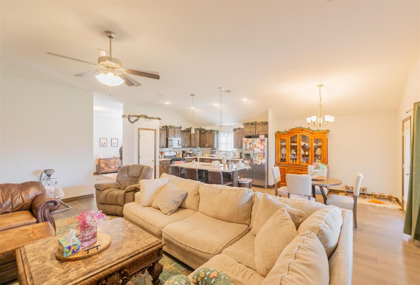 3 Bedrooms Bedrooms, ,2 BathroomsBathrooms,Residential,Single Family,Landry,1,131833