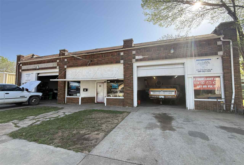 3 BathroomsBathrooms,Commercial/industrial,Commercial,3rd,1,131849