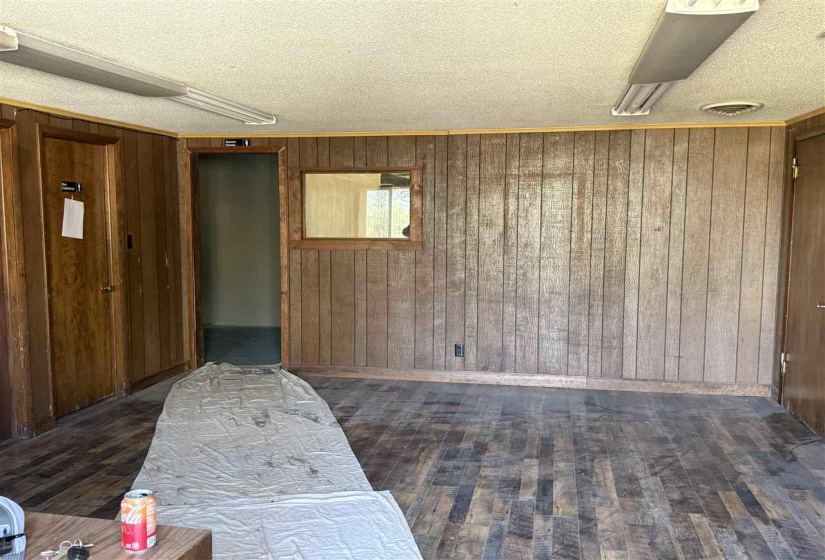 1 BathroomBathrooms,Commercial/industrial,Commercial,3rd,1,131850