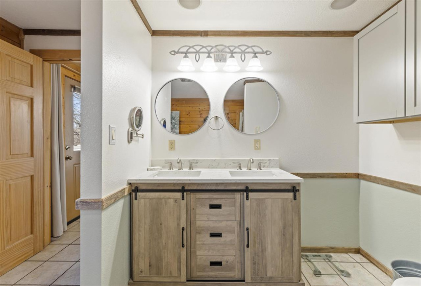 50 BathroomsBathrooms,Commercial/industrial,Commercial,Lakeview,1,131857