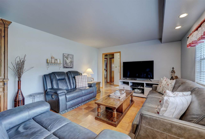 3 Bedrooms Bedrooms, ,2 BathroomsBathrooms,Residential,Single Family,Broadway,1.5,131871