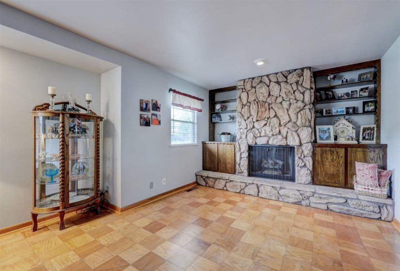 3 Bedrooms Bedrooms, ,2 BathroomsBathrooms,Residential,Single Family,Broadway,1.5,131871