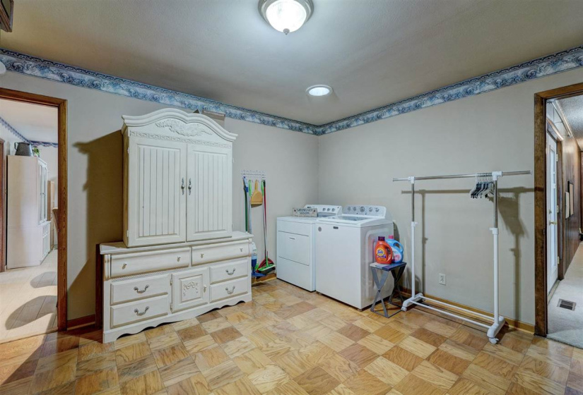 3 Bedrooms Bedrooms, ,2 BathroomsBathrooms,Residential,Single Family,Broadway,1.5,131871