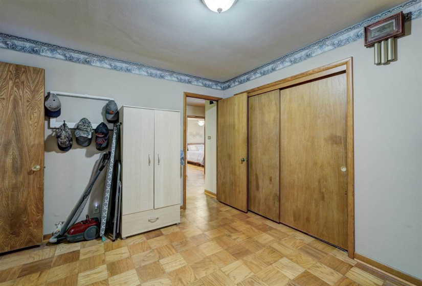 3 Bedrooms Bedrooms, ,2 BathroomsBathrooms,Residential,Single Family,Broadway,1.5,131871