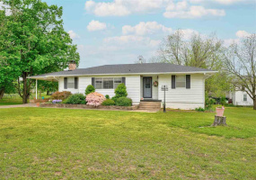 3 Bedrooms Bedrooms, ,2 BathroomsBathrooms,Residential,Single Family,Broadway,1.5,131871
