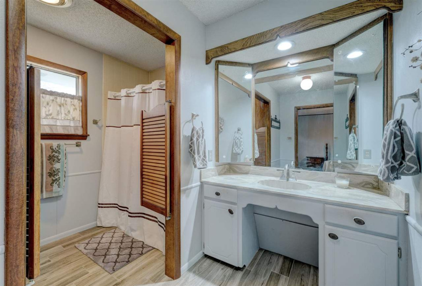 3 Bedrooms Bedrooms, ,2 BathroomsBathrooms,Residential,Single Family,Broadway,1.5,131871
