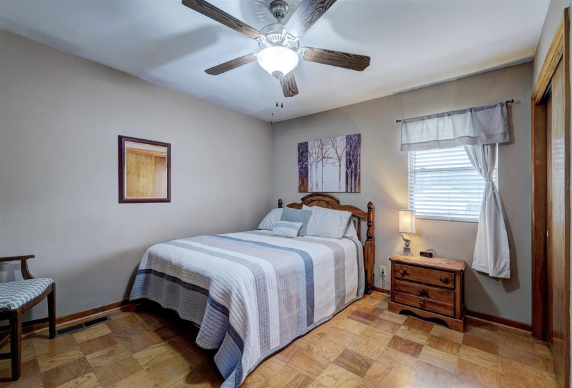 3 Bedrooms Bedrooms, ,2 BathroomsBathrooms,Residential,Single Family,Broadway,1.5,131871