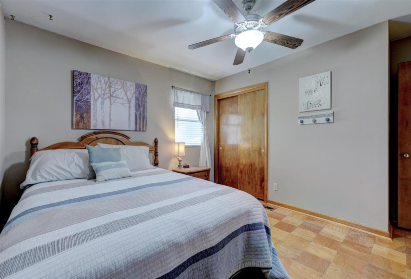 3 Bedrooms Bedrooms, ,2 BathroomsBathrooms,Residential,Single Family,Broadway,1.5,131871