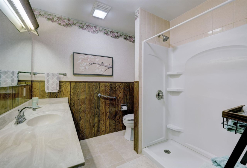 3 Bedrooms Bedrooms, ,2 BathroomsBathrooms,Residential,Single Family,Broadway,1.5,131871
