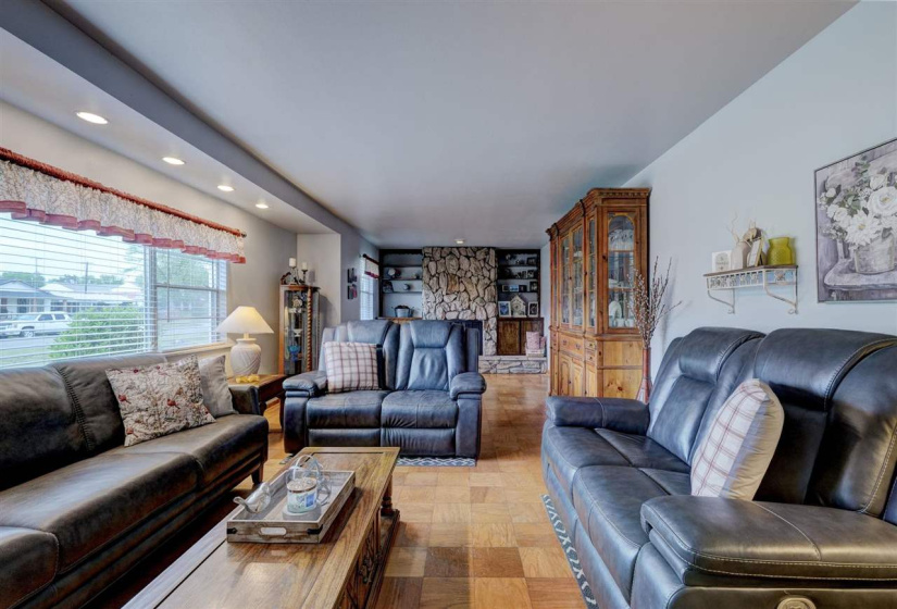 3 Bedrooms Bedrooms, ,2 BathroomsBathrooms,Residential,Single Family,Broadway,1.5,131871