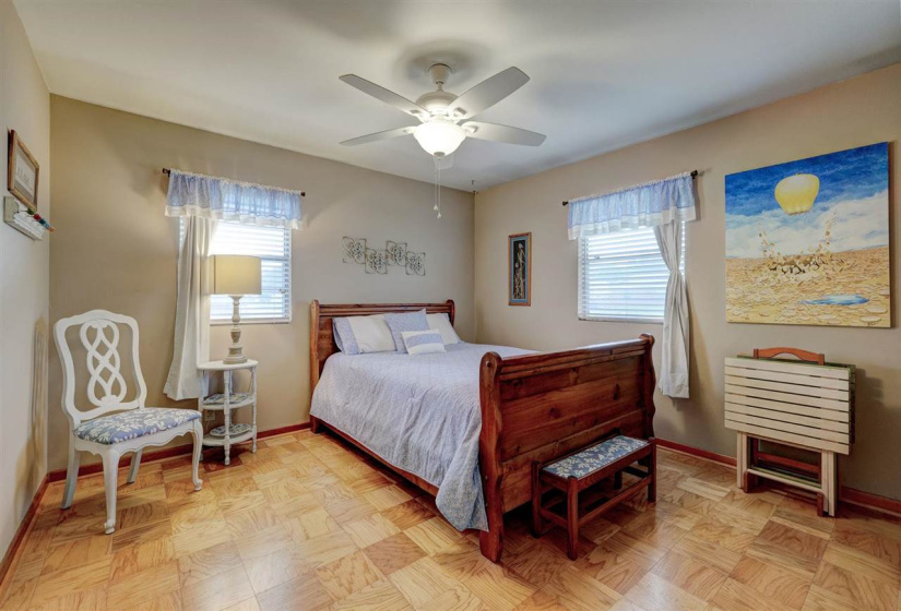 3 Bedrooms Bedrooms, ,2 BathroomsBathrooms,Residential,Single Family,Broadway,1.5,131871