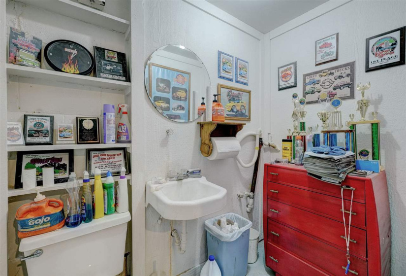 3 Bedrooms Bedrooms, ,2 BathroomsBathrooms,Residential,Single Family,Broadway,1.5,131871