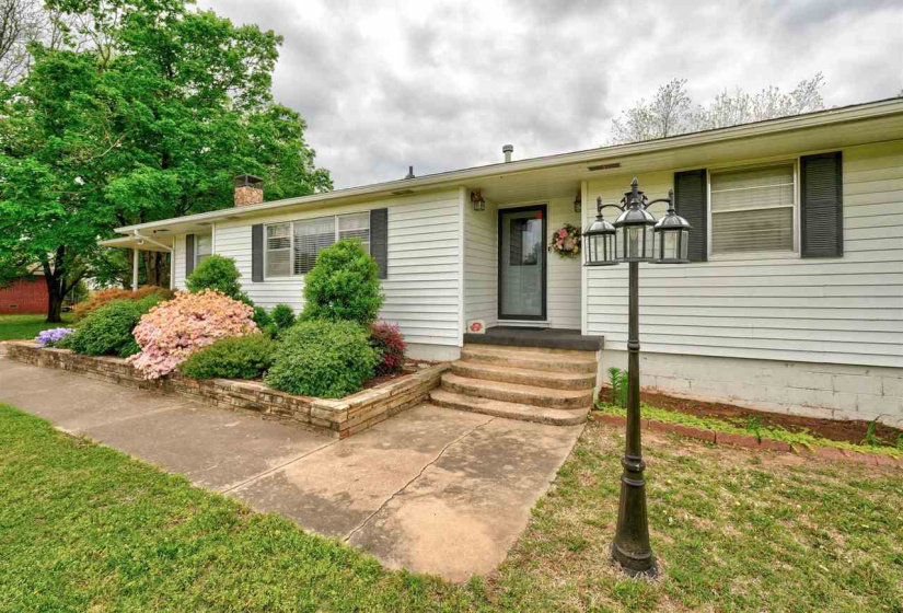 3 Bedrooms Bedrooms, ,2 BathroomsBathrooms,Residential,Single Family,Broadway,1.5,131871