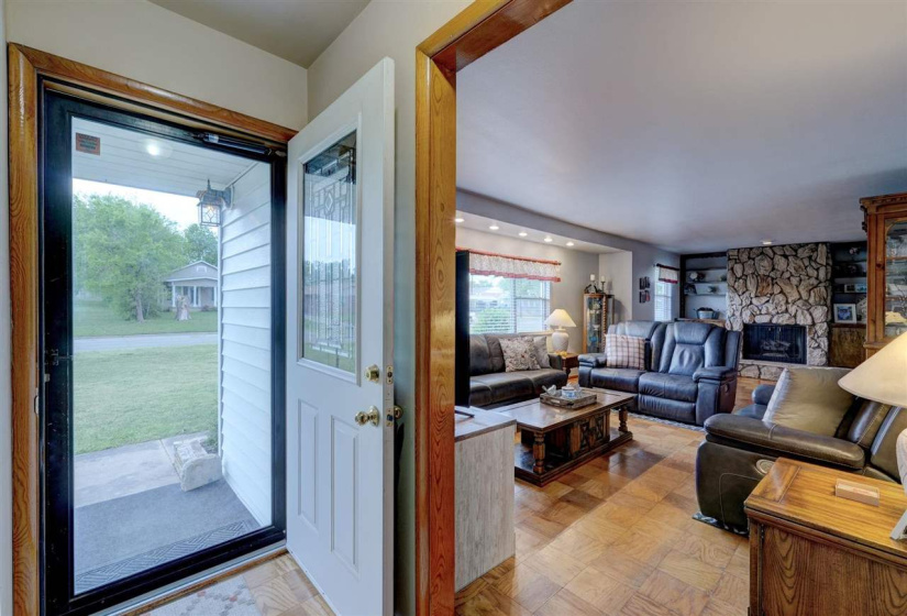 3 Bedrooms Bedrooms, ,2 BathroomsBathrooms,Residential,Single Family,Broadway,1.5,131871