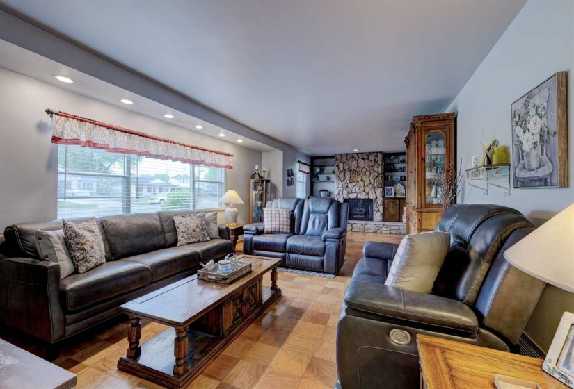 3 Bedrooms Bedrooms, ,2 BathroomsBathrooms,Residential,Single Family,Broadway,1.5,131871