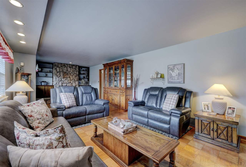3 Bedrooms Bedrooms, ,2 BathroomsBathrooms,Residential,Single Family,Broadway,1.5,131871