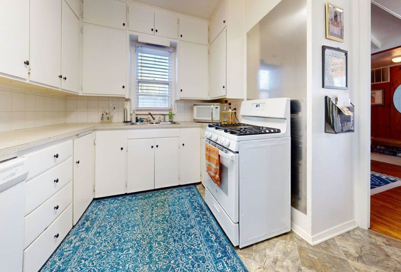 4 Bedrooms Bedrooms, 0 ,1 BathroomBathrooms,Residential,Single Family,10th,1,131881
