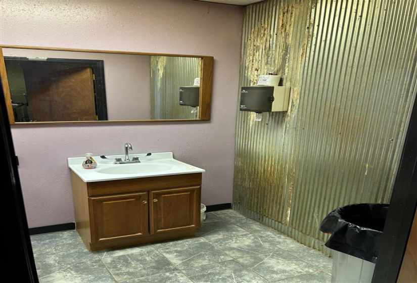 2 BathroomsBathrooms,Residential,Single Family,7th,1,131894