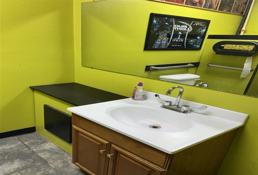 2 BathroomsBathrooms,Residential,Single Family,7th,1,131894