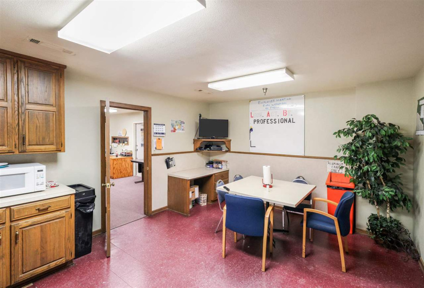 31 BathroomsBathrooms,Commercial/industrial,Commercial,6th,1,131902