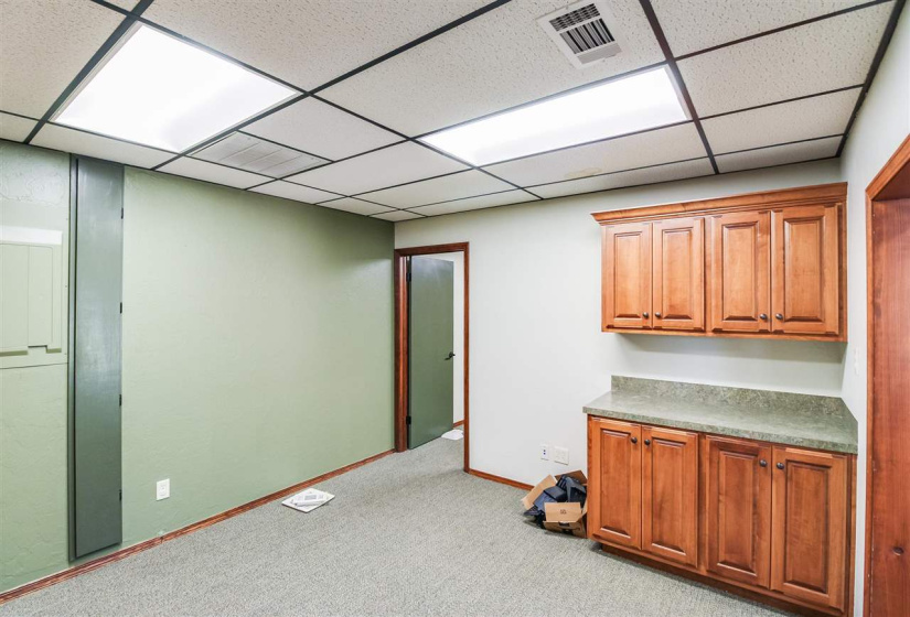 6 BathroomsBathrooms,Commercial/industrial,Commercial,Main,2,131911