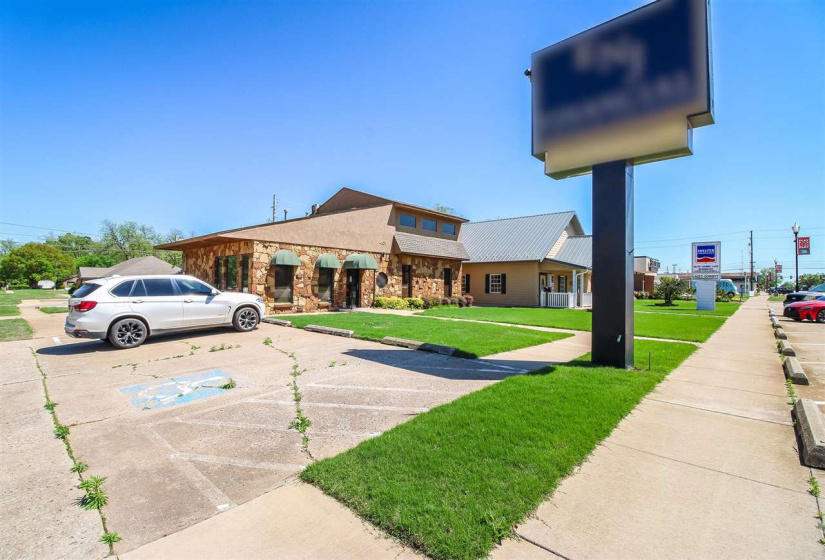 6 BathroomsBathrooms,Commercial/industrial,Commercial,Main,2,131911