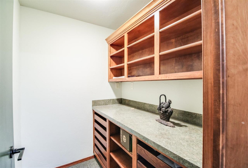 6 BathroomsBathrooms,Commercial/industrial,Commercial,Main,2,131911