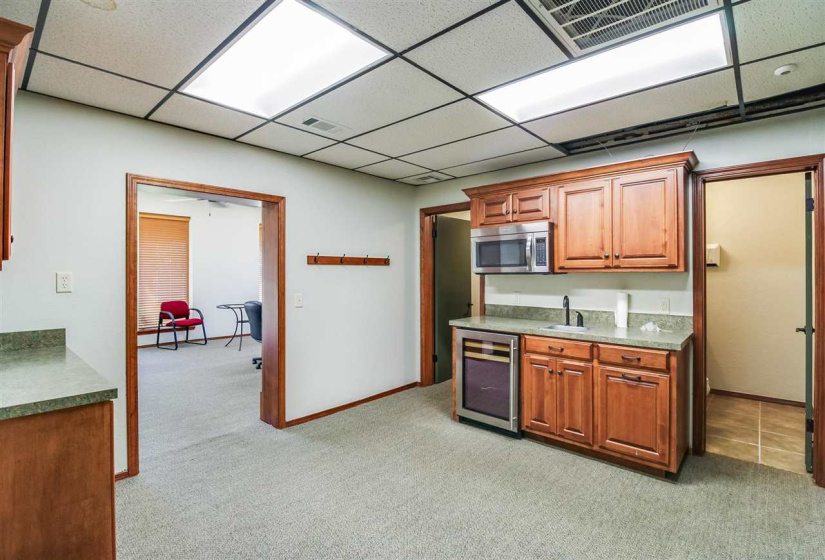 6 BathroomsBathrooms,Commercial/industrial,Commercial,Main,2,131911