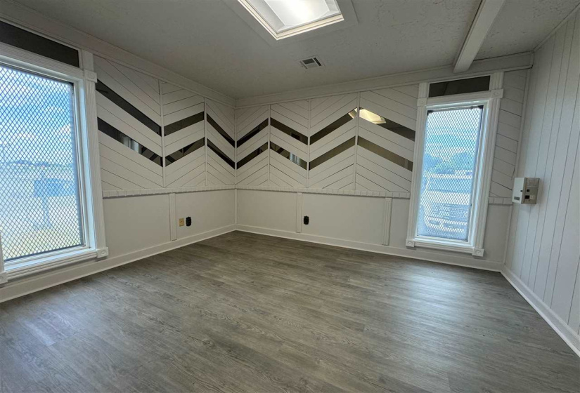 6 BathroomsBathrooms,Commercial/industrial,Commercial,Vine,2,131932