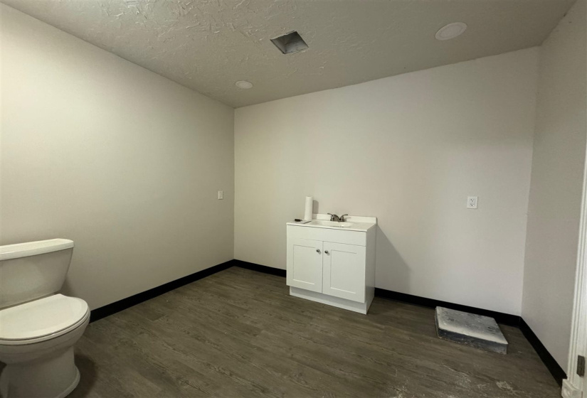 6 BathroomsBathrooms,Commercial/industrial,Commercial,Vine,2,131932