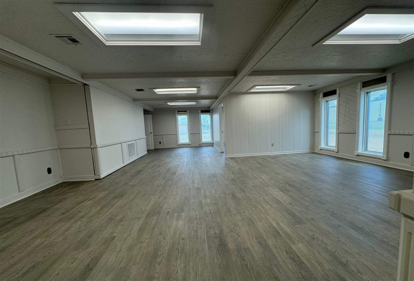 6 BathroomsBathrooms,Commercial/industrial,Commercial,Vine,2,131932