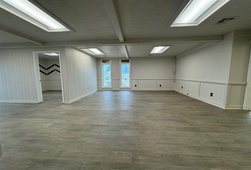 6 BathroomsBathrooms,Commercial/industrial,Commercial,Vine,2,131932