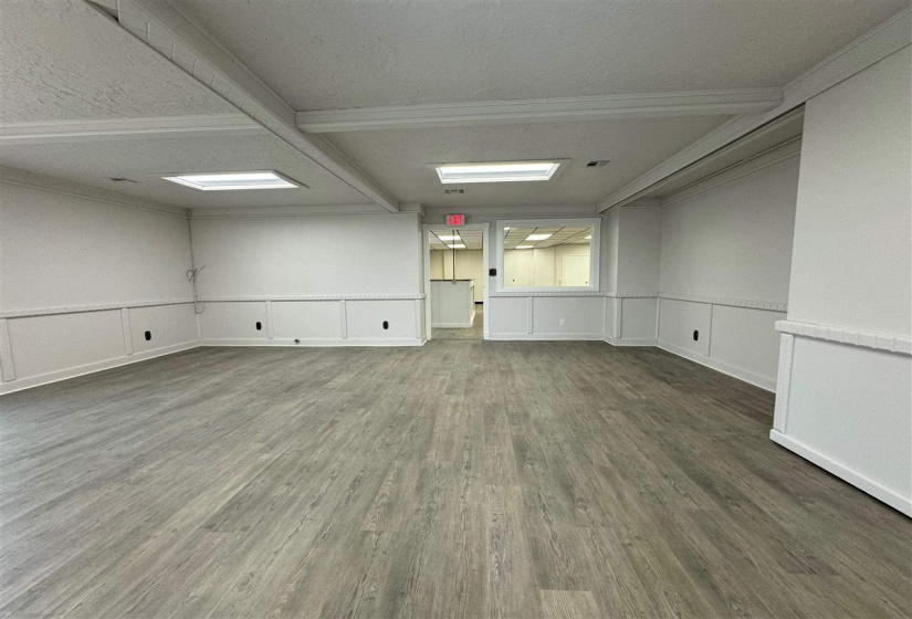 6 BathroomsBathrooms,Commercial/industrial,Commercial,Vine,2,131932